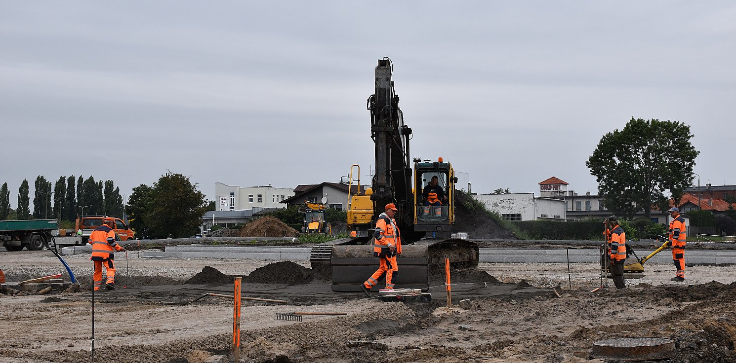 Inowrocław - Rondo turbinowe: prace trwają mimo złej pogody