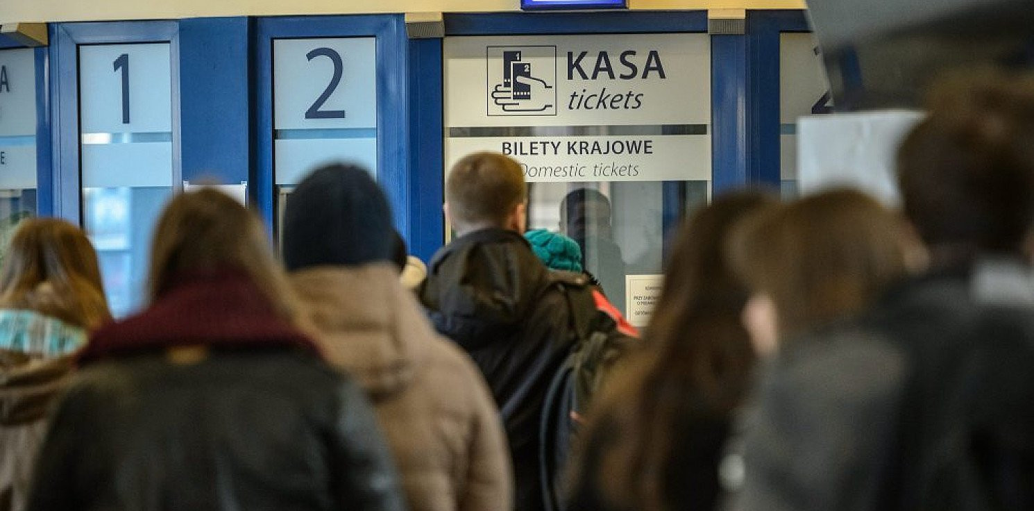 Kraj - UTK: coraz więcej biletów kolejowych jest kupowanych przez aplikacje i internet