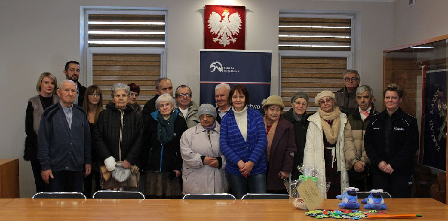 Inowrocław - Seniorzy zwiedzali zakład karny