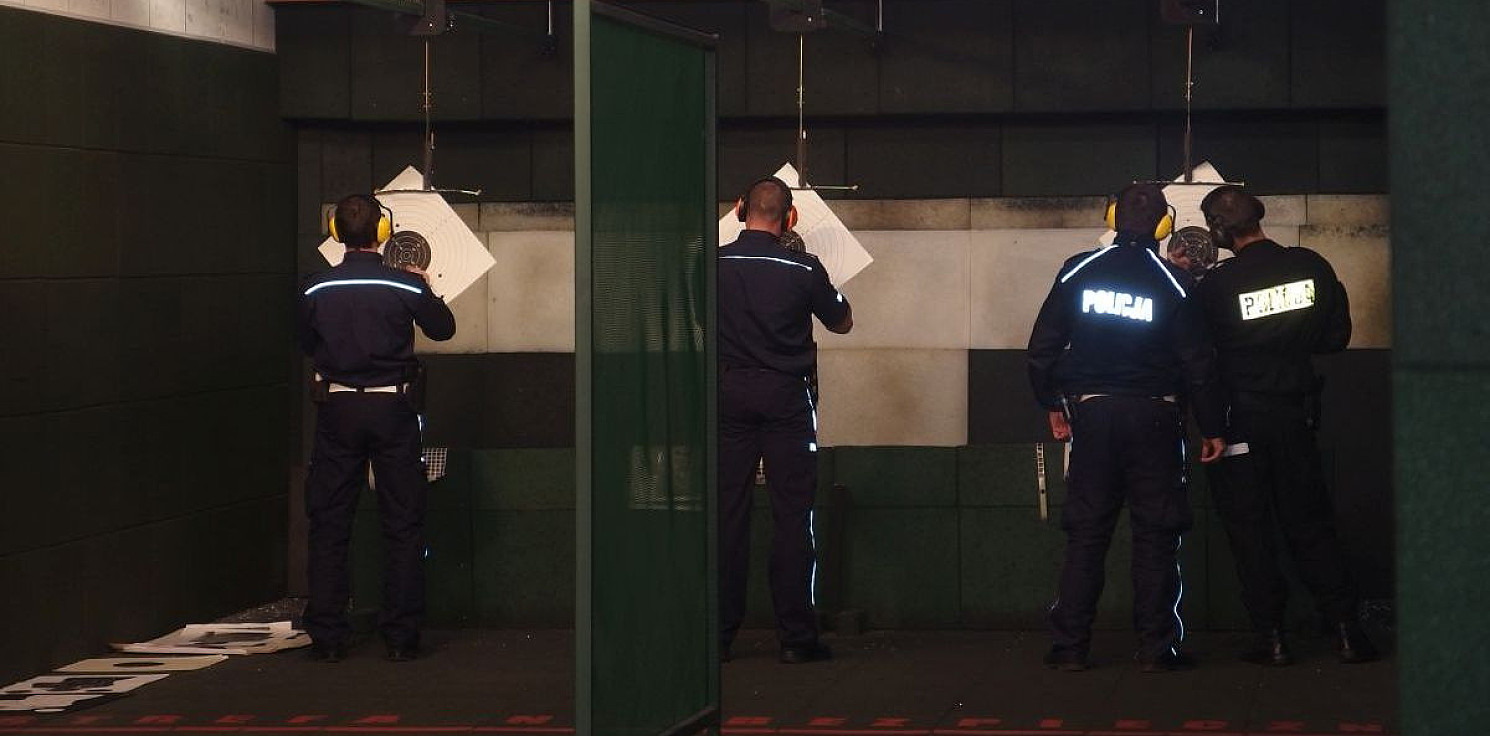 Inowrocław - Policjanci trenowali na strzelnicy