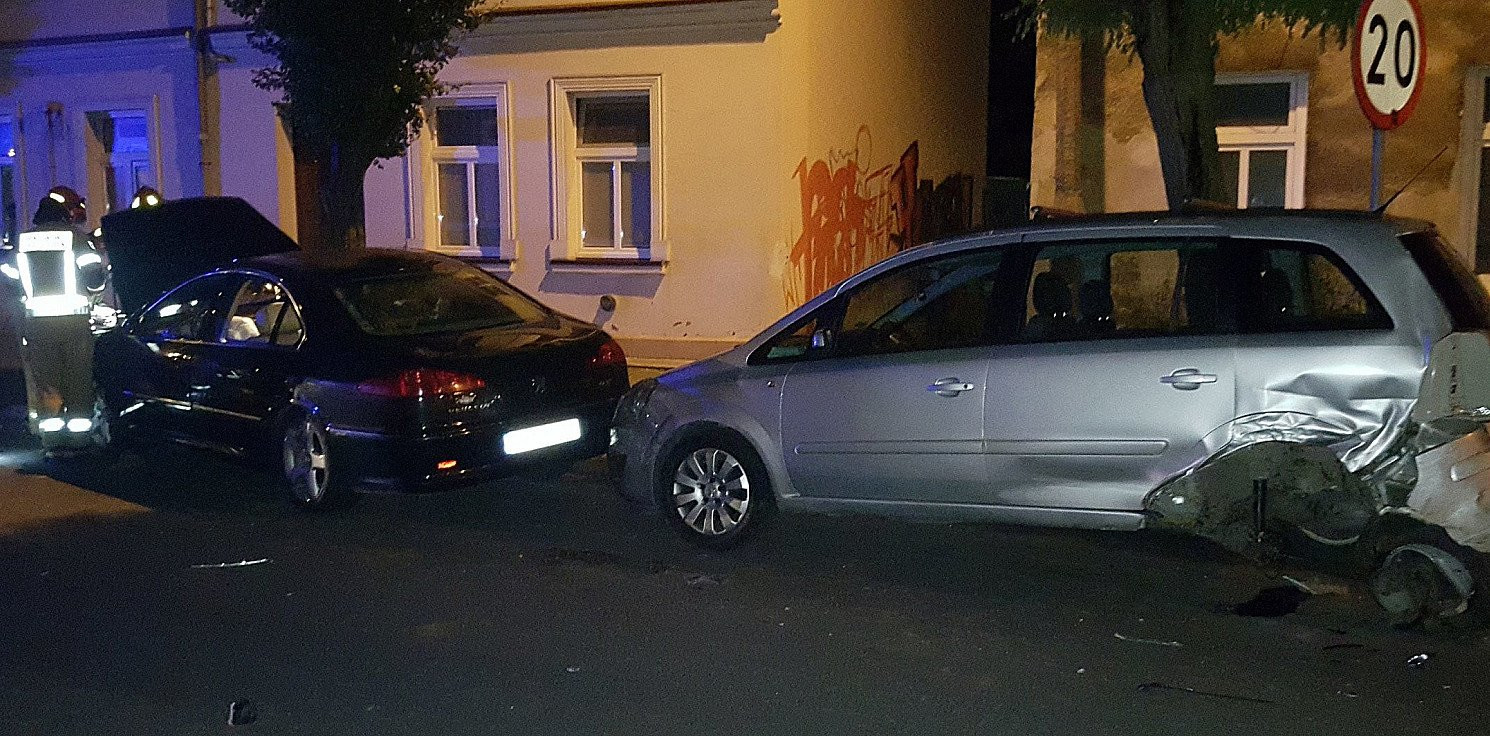 Inowrocław - Bracia odpowiedzą za uszkodzenie ośmiu aut i kolizję