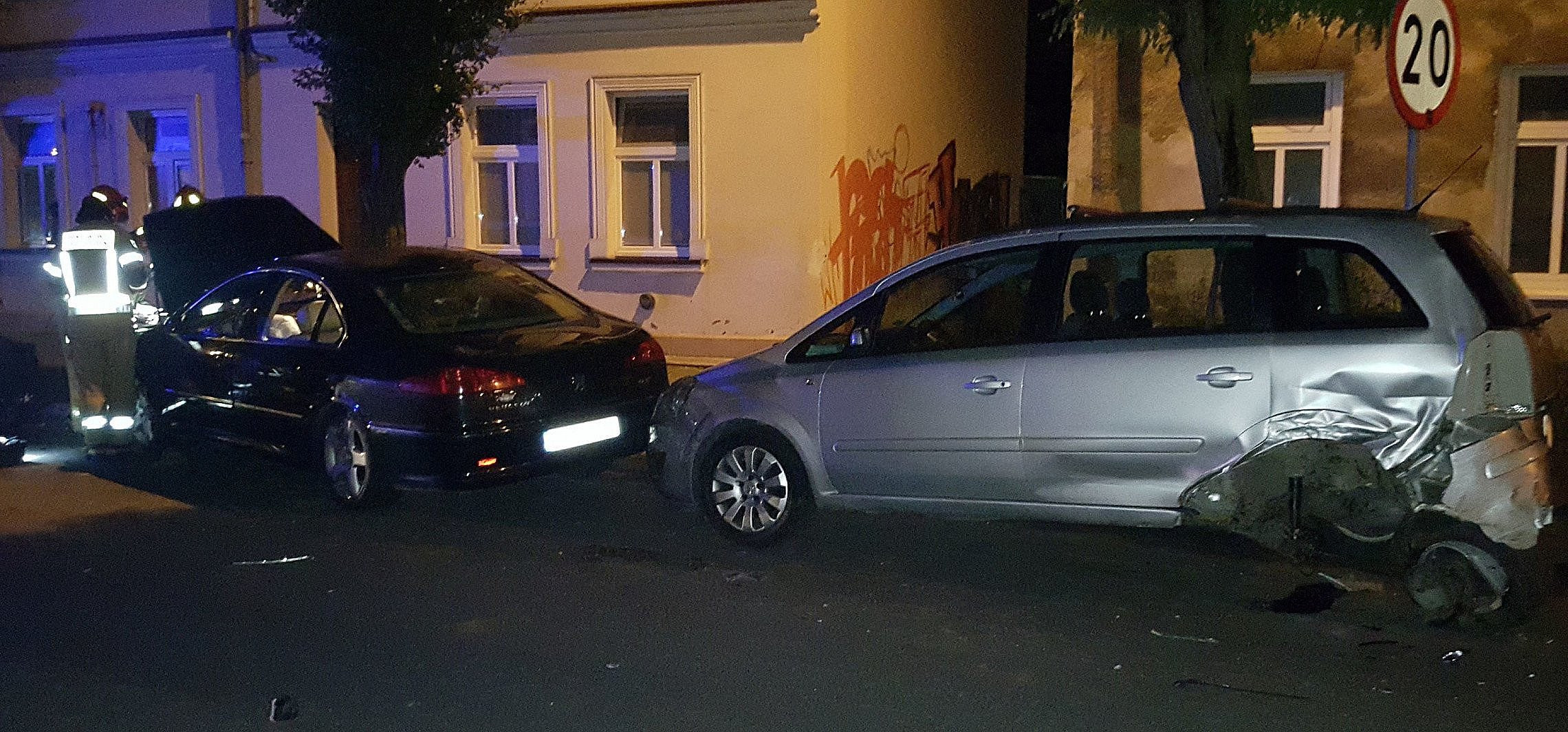 Inowrocław - Bracia odpowiedzą za uszkodzenie ośmiu aut i kolizję