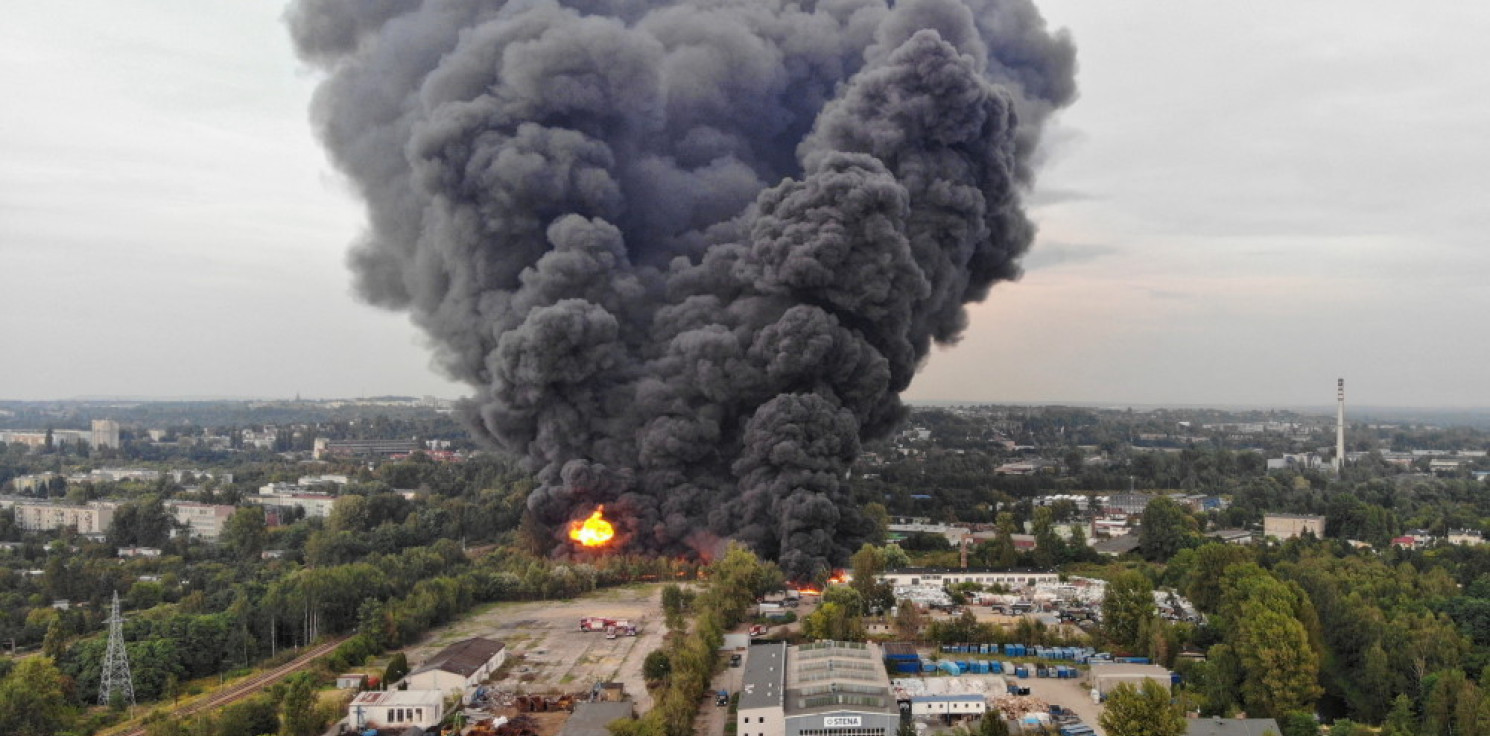 Kraj - PSP: pożar w rejonie składowiska odpadów w Sosnowcu nieopanowany