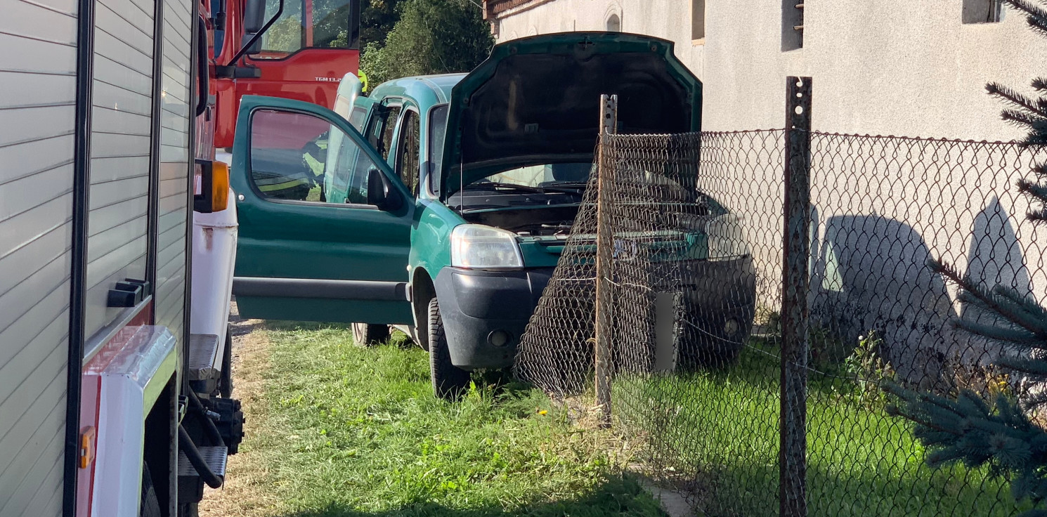Gniewkowo.online - Auto wbiło się w ogrodzenie posesji