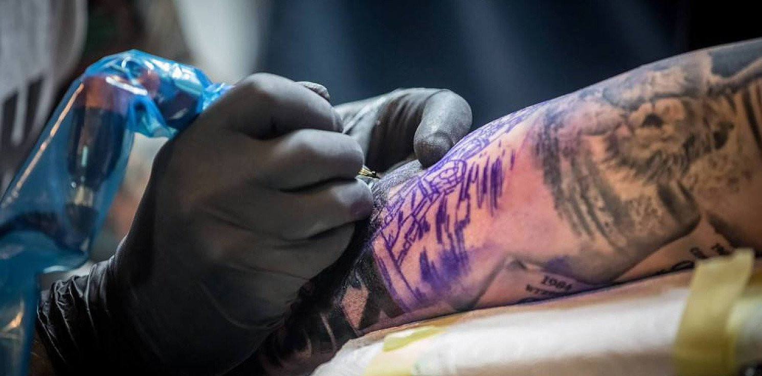 Kraj - Pandemia sprzyja wzrostowi wykonywanych tatuaży. Zwłaszcza u pań