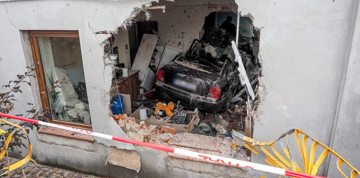 Kraj - Łódzkie: samochód wbił się w budynek; ewakuowano 9 mieszkańców