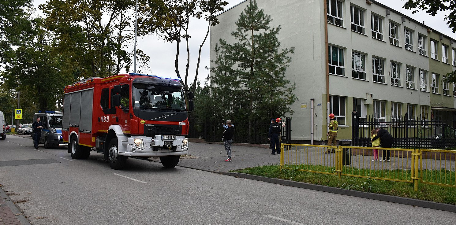 Inowrocław - Alarm bombowy w SP nr 8. Interweniują służby
