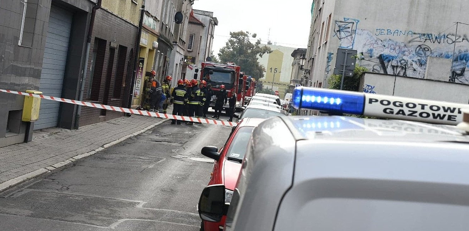 Inowrocław - Auto uderzyło w skrzynkę gazową. Droga zamknięta