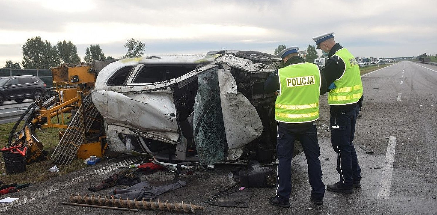 Włocławek - Wystrzeliła opona, kraksa na autostradzie