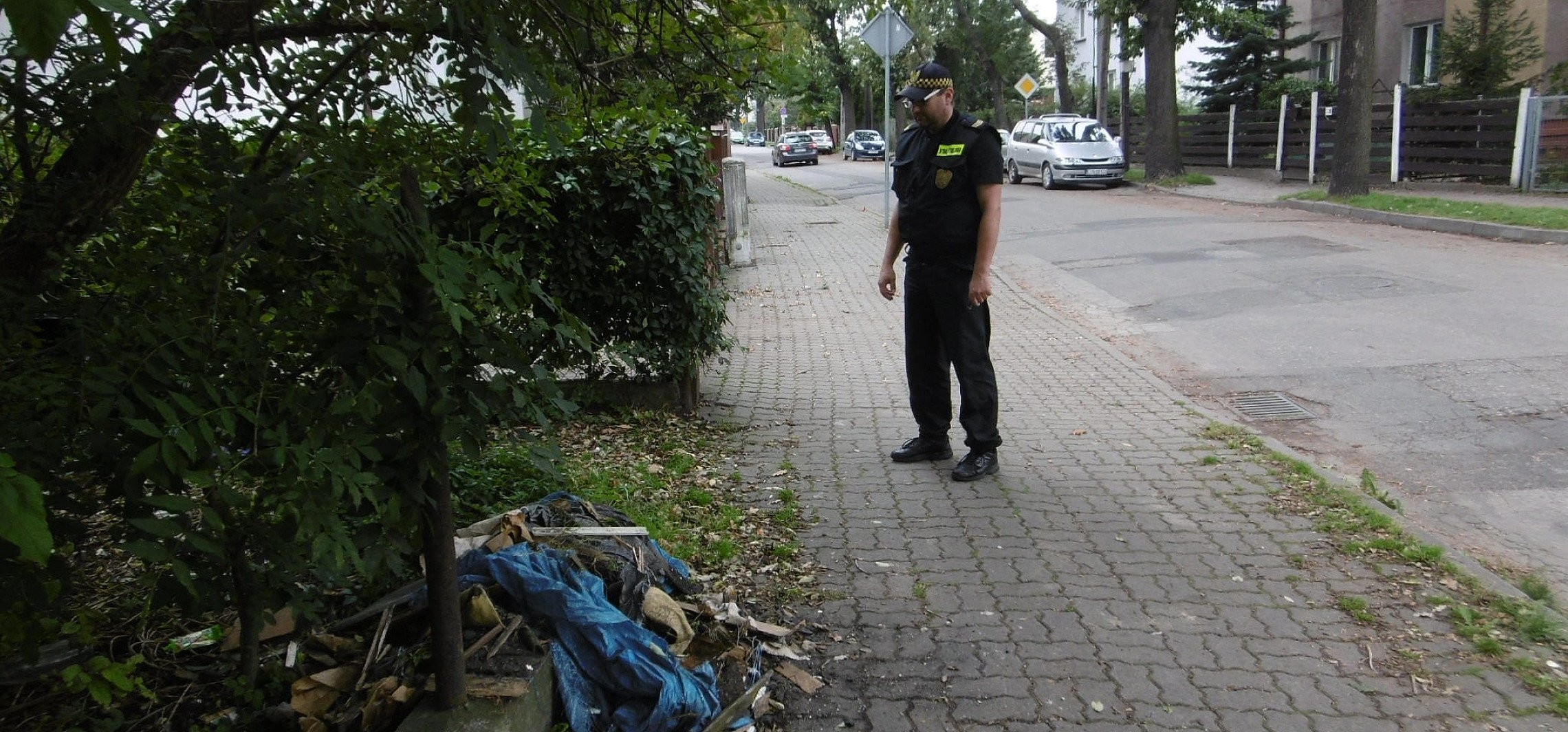 Inowrocław - Zamiast do kontenera, wyrzucił śmieci na chodniku