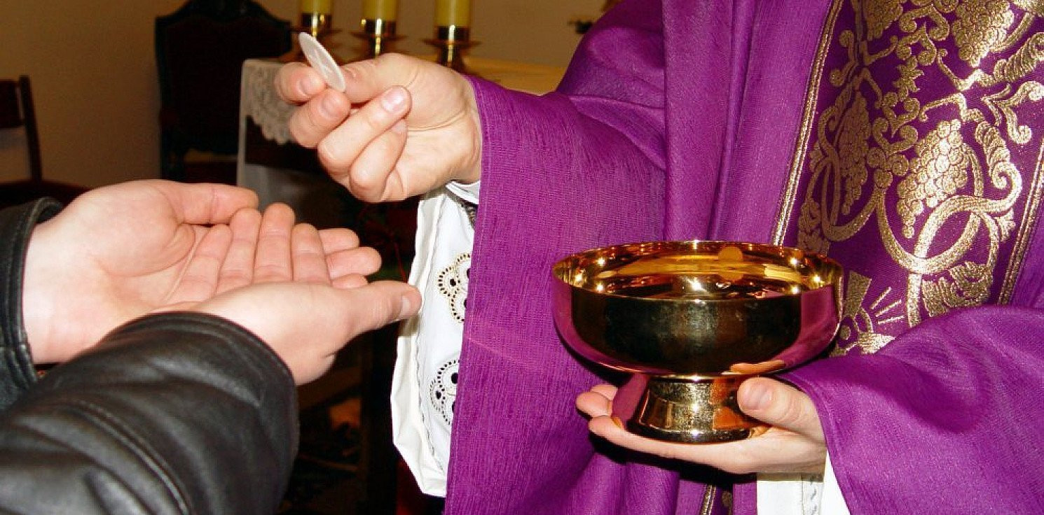 Kraj - Komisja liturgiczna Episkopatu: komunia na rękę nie jest profanacją