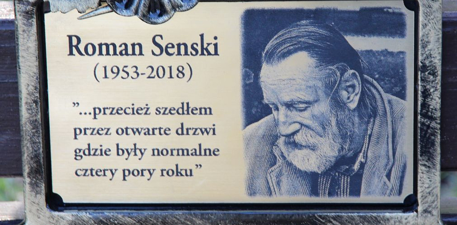 Inowrocław - Zmarłego poetę i plastyka upamiętnia ławeczka