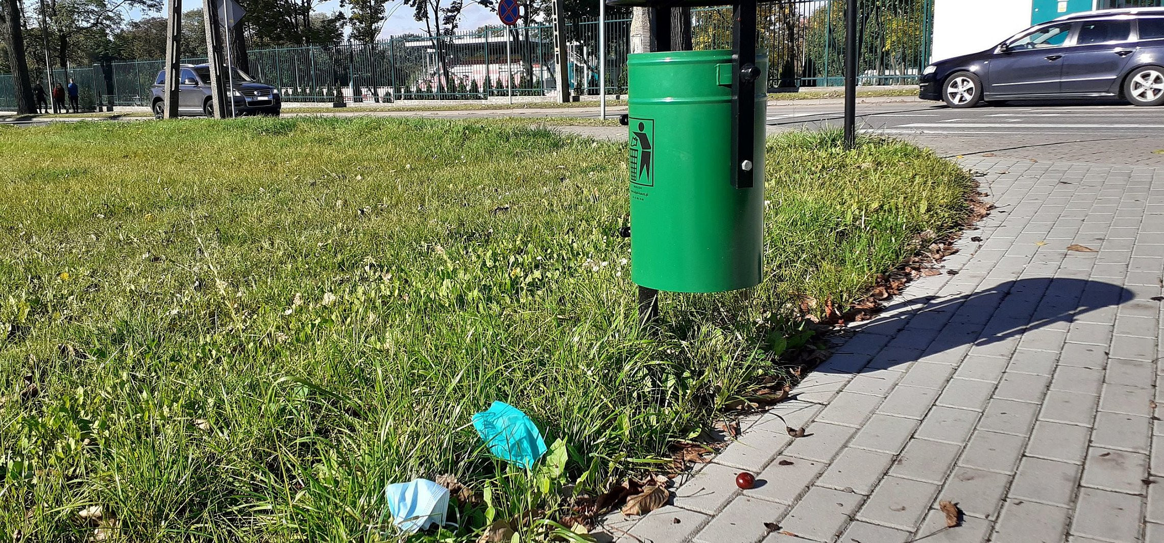 Inowrocław - Maseczki nie trafiają do koszy. Urząd apeluje