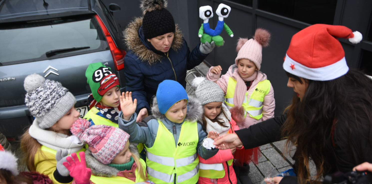 Inowrocław - Mikołajkowe prezenty pod komendą policji