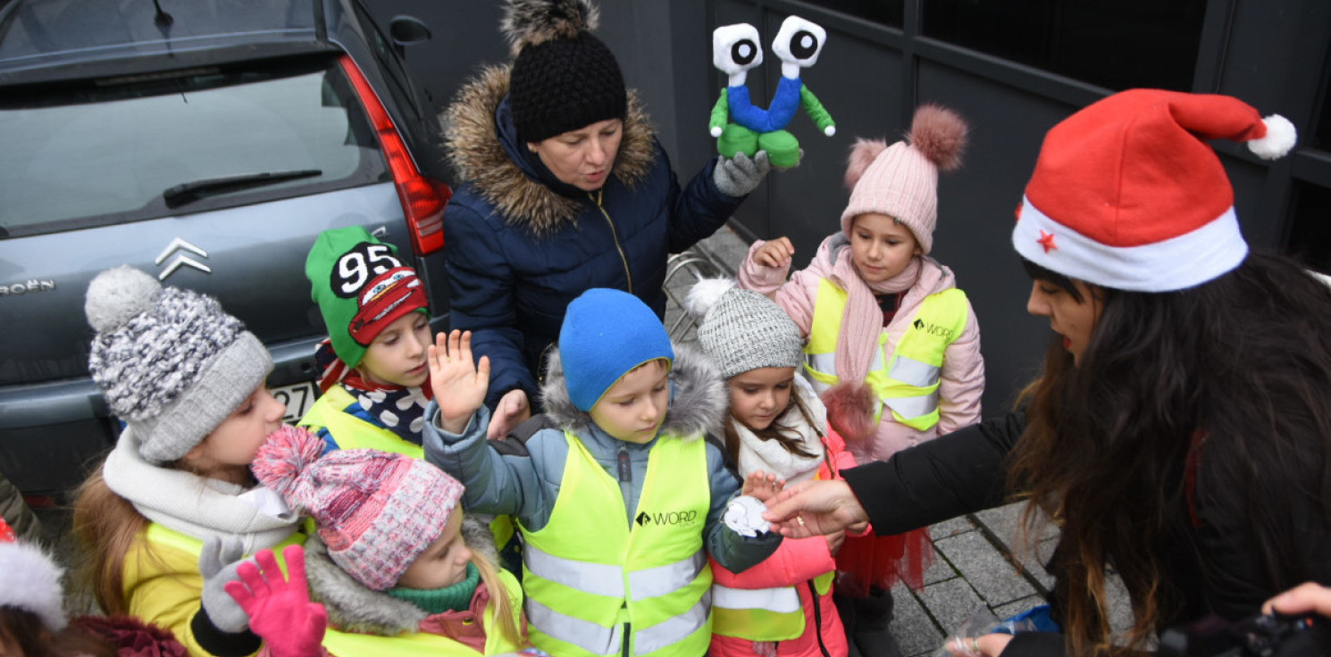 Inowrocław - Mikołajkowe prezenty pod komendą policji