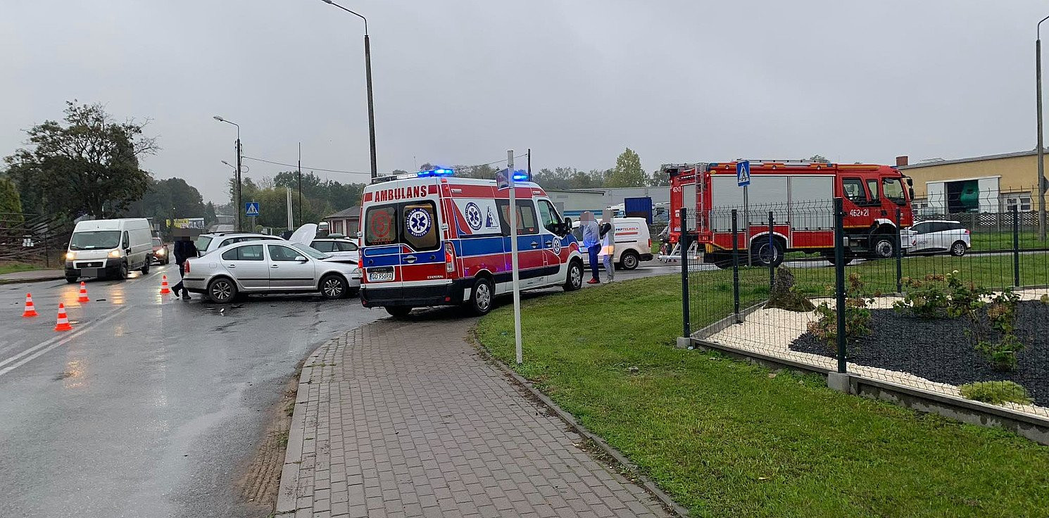 Inowrocław - Dwa rozbite auta na ulicy Pileckiego