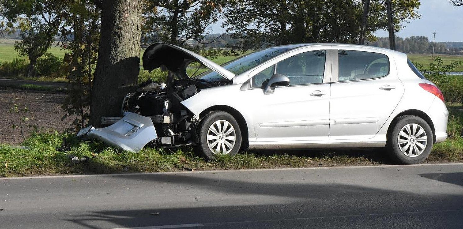 Gniewkowo.online - Auto uderzyło w drzewo. Są poszkodowani