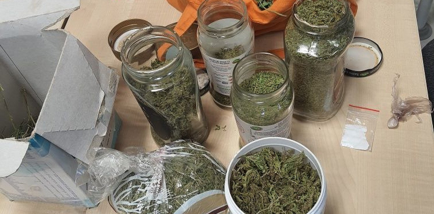 Kujawsko-Pomorskie - Miał 2 kg marihuany. Trzymał ją w kartonach i słoikach
