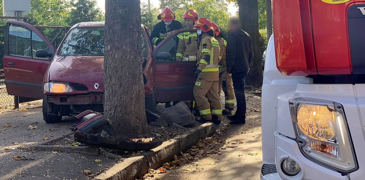 Inowrocław - Auto uderzyło w drzewo. Są poszkodowani