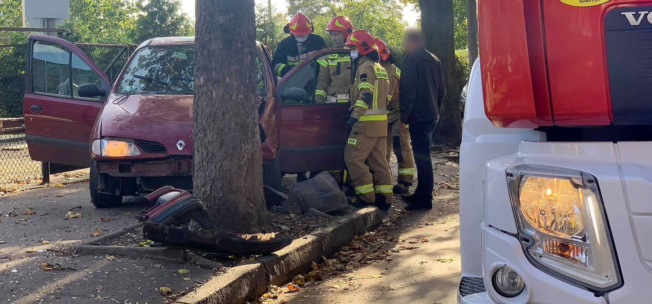 Inowrocław - Auto uderzyło w drzewo. Są poszkodowani