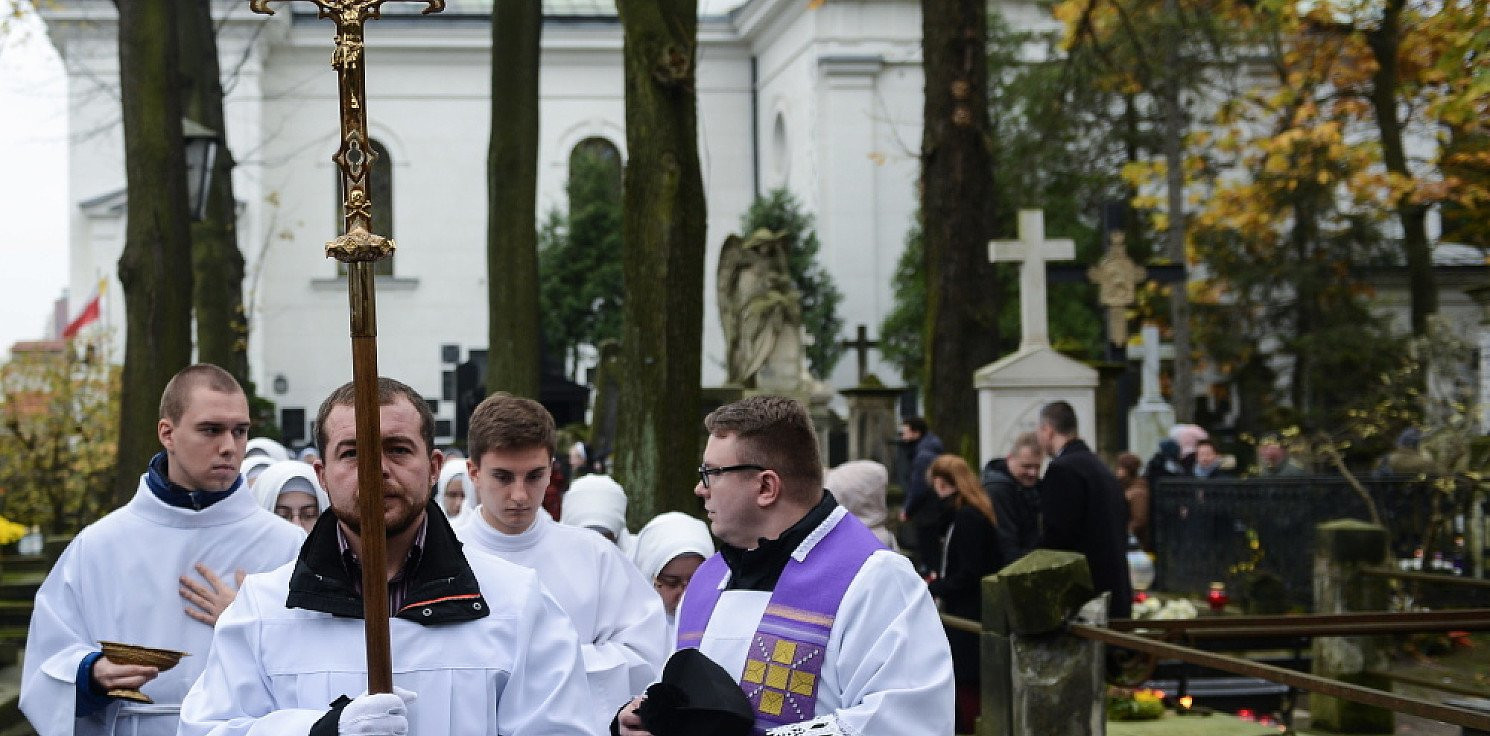 Kraj - Apel prymasa o odwołanie mszy i nabożeństw na cmentarzach 1 listopada