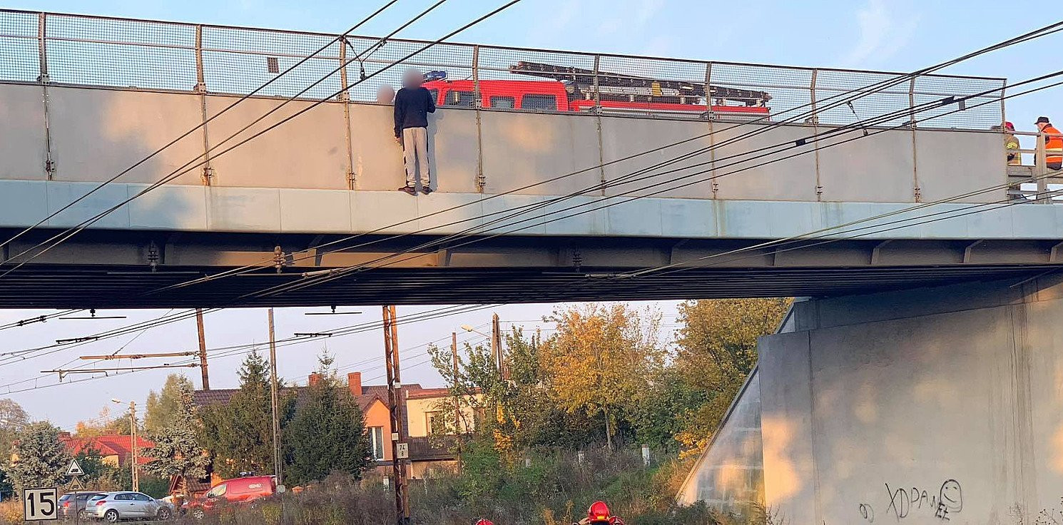 Mogilno - Mężczyzna chciał skoczyć z wiaduktu. Akcja służb