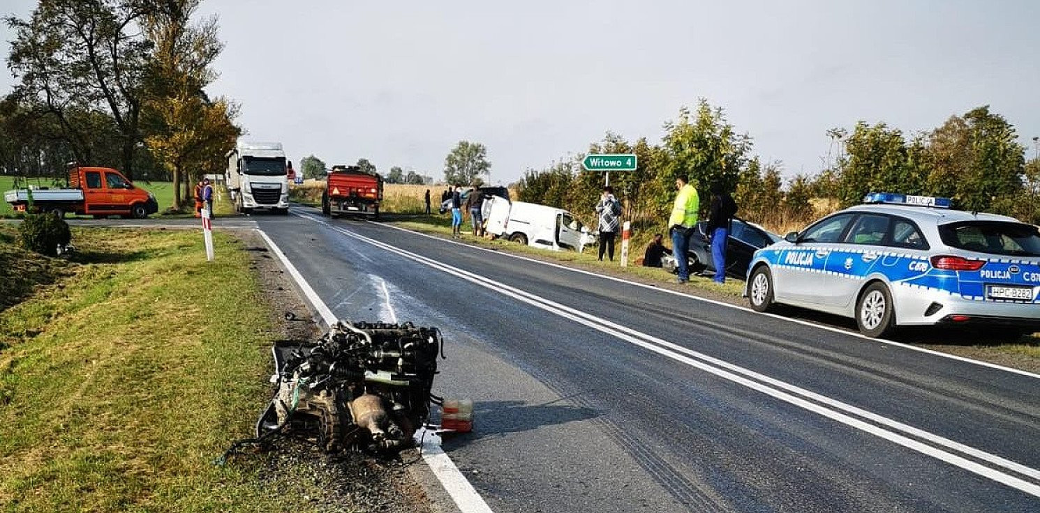 Radziejów - Z rozbitego forda aż wypadł silnik. Kraksa w Płowcach
