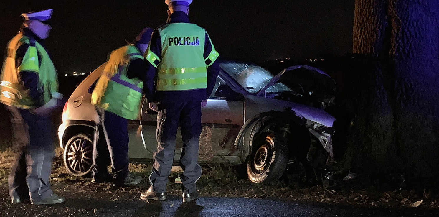 Region - Oplem uderzyła w drzewo. Kobieta w szpitalu