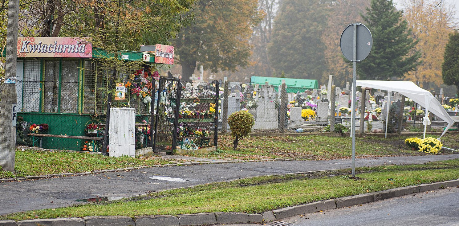 Inowrocław - "Kwiaty zamiast na grobach skończą w kompoście"