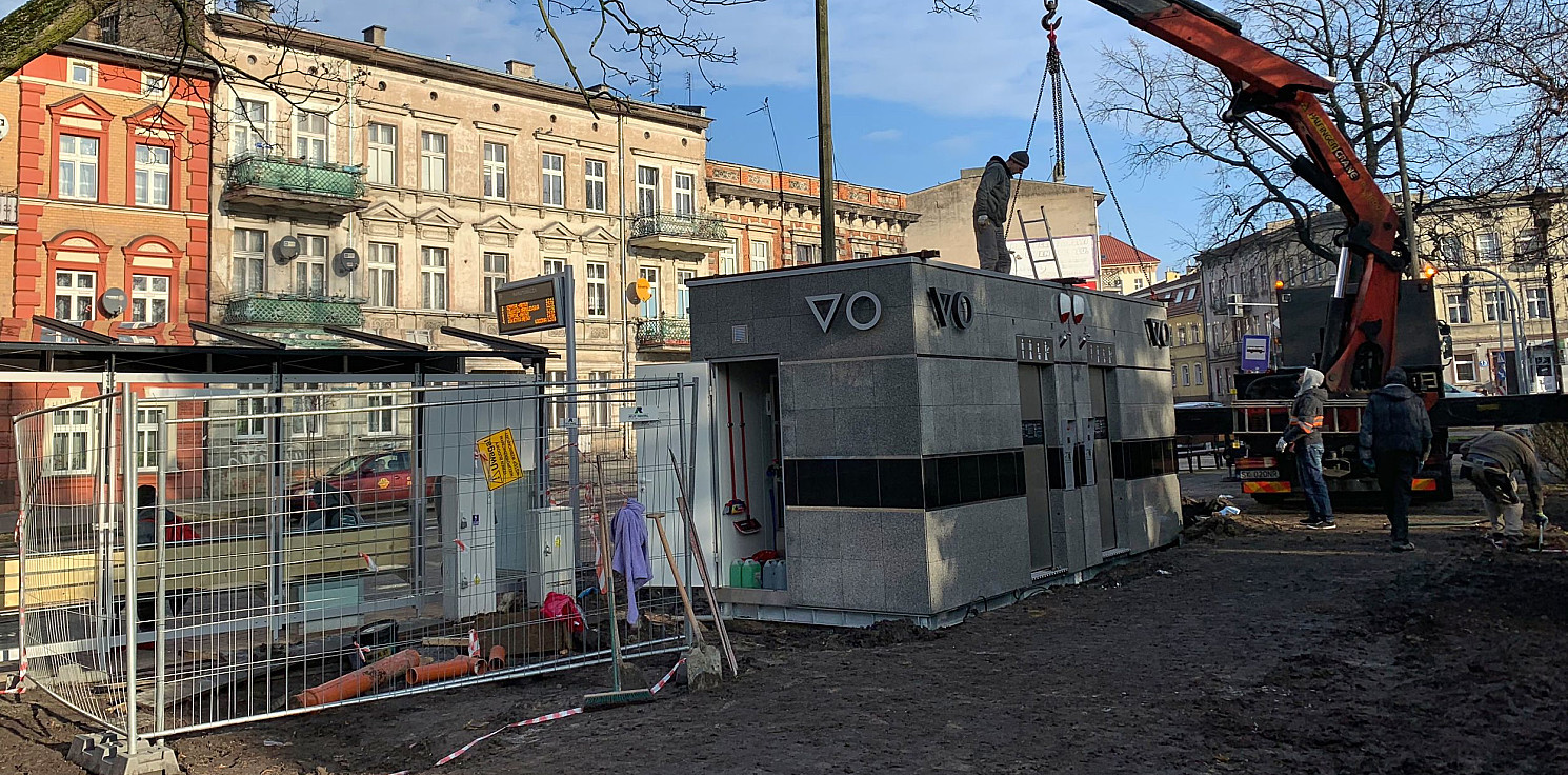 Inowrocław - Montują nową toaletę przy ul. Narutowicza