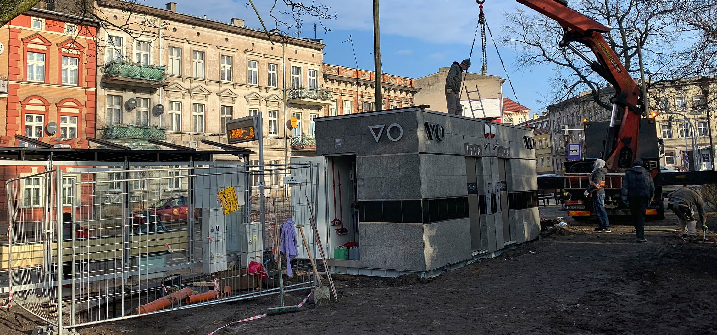 Inowrocław - Montują nową toaletę przy ul. Narutowicza