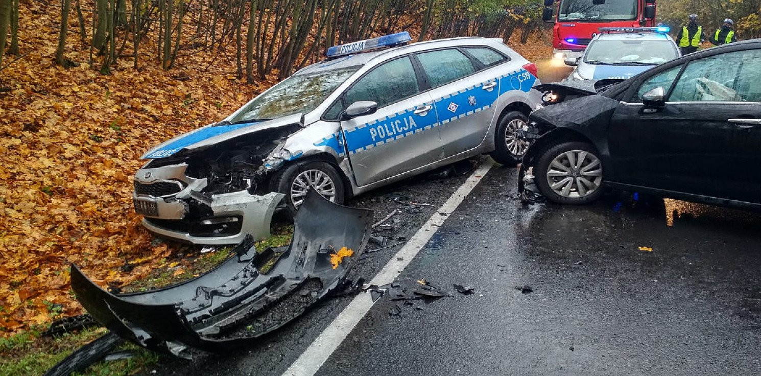 Kujawsko-Pomorskie - Wypadek trzech aut, ranni policjanci