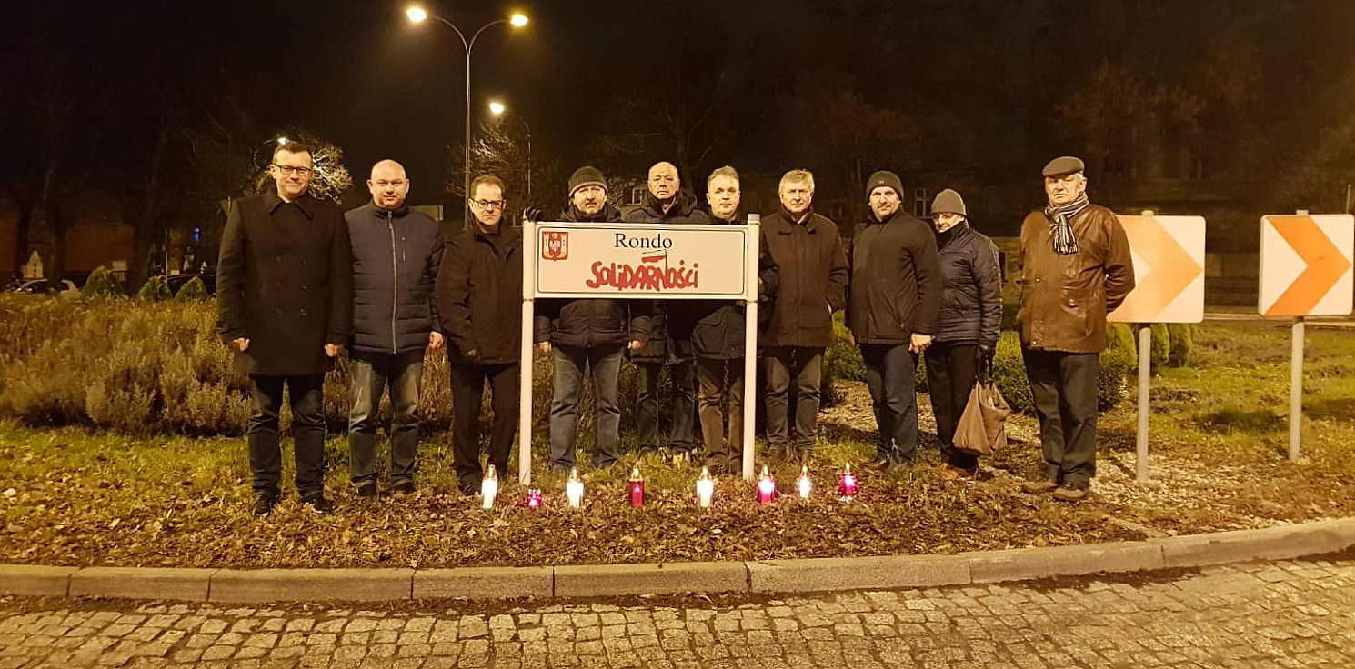 Inowrocław - Znicze na rondzie Solidarności. Symbolicznie
