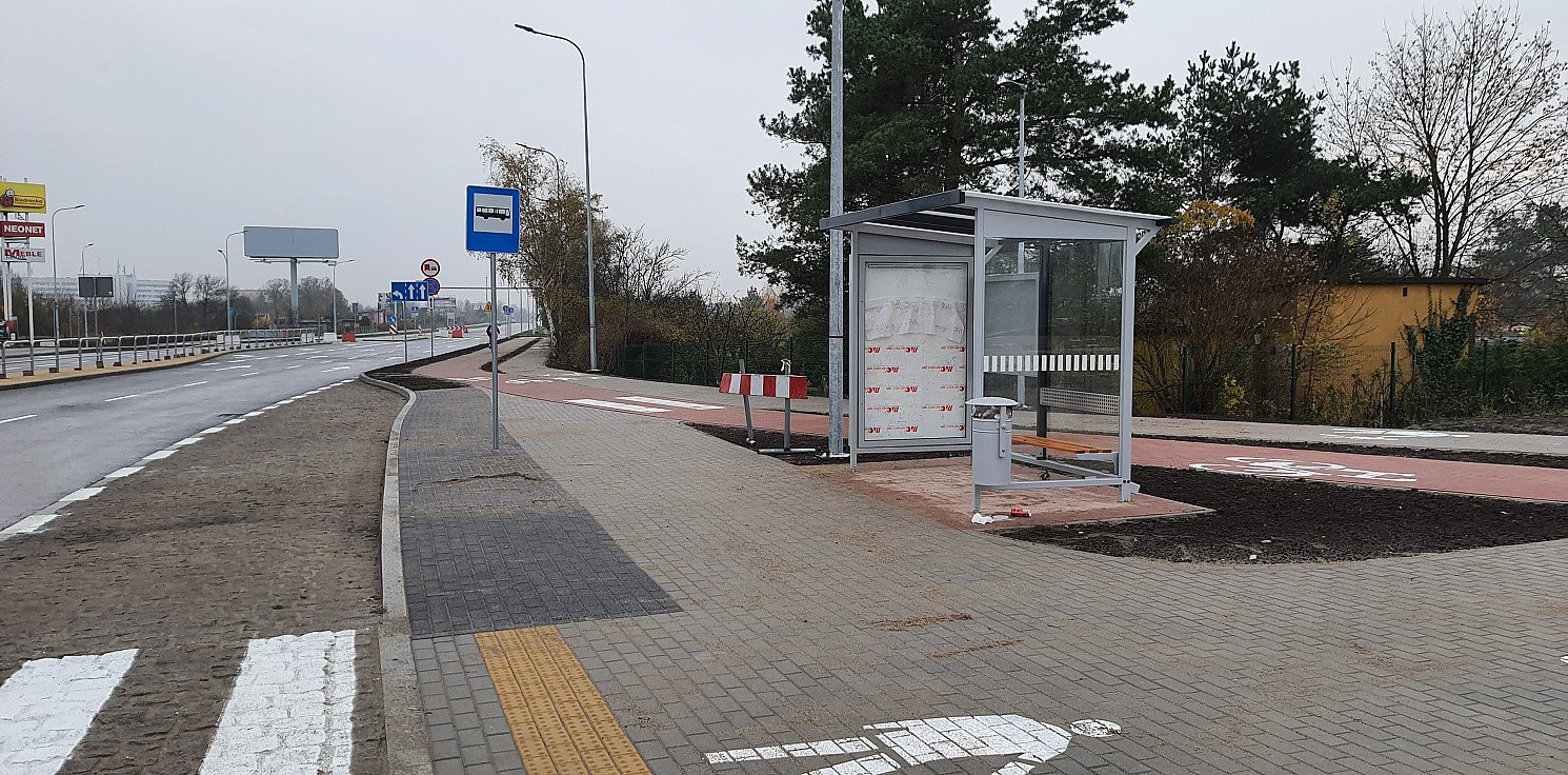 Inowrocław - Przy nowym rondzie pojawiły się wiaty przystankowe