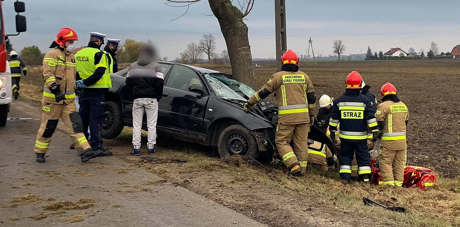 Gmina Inowrocław - Auto uderzyło w drzewo. Są poszkodowani