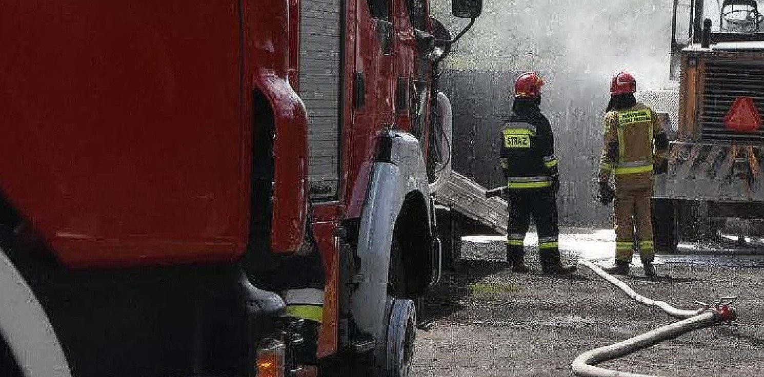 Żnin - Duży pożar warsztatu samochodowego w Żninie