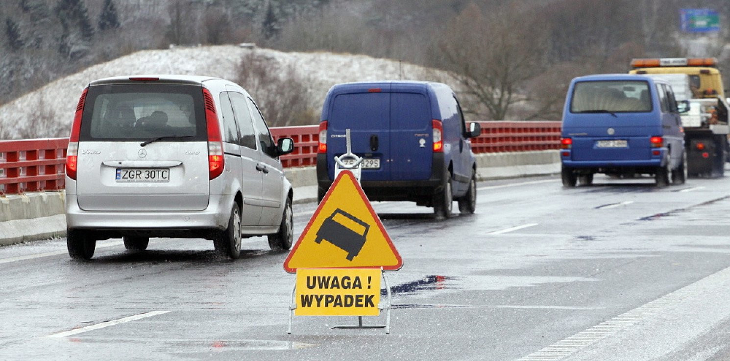Kraj - IMGW ostrzega przed oblodzeniem dróg w pięciu województwach