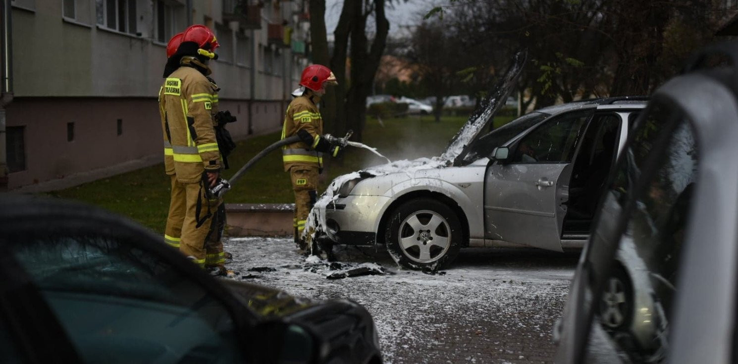 Inowrocław - Pożar samochodu na osiedlu Piastowskim