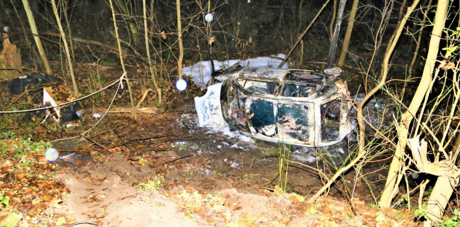 Kujawsko-Pomorskie - Auto spadło ze skarpy i spłonęło. W środku zwęglone zwłoki 2 osób