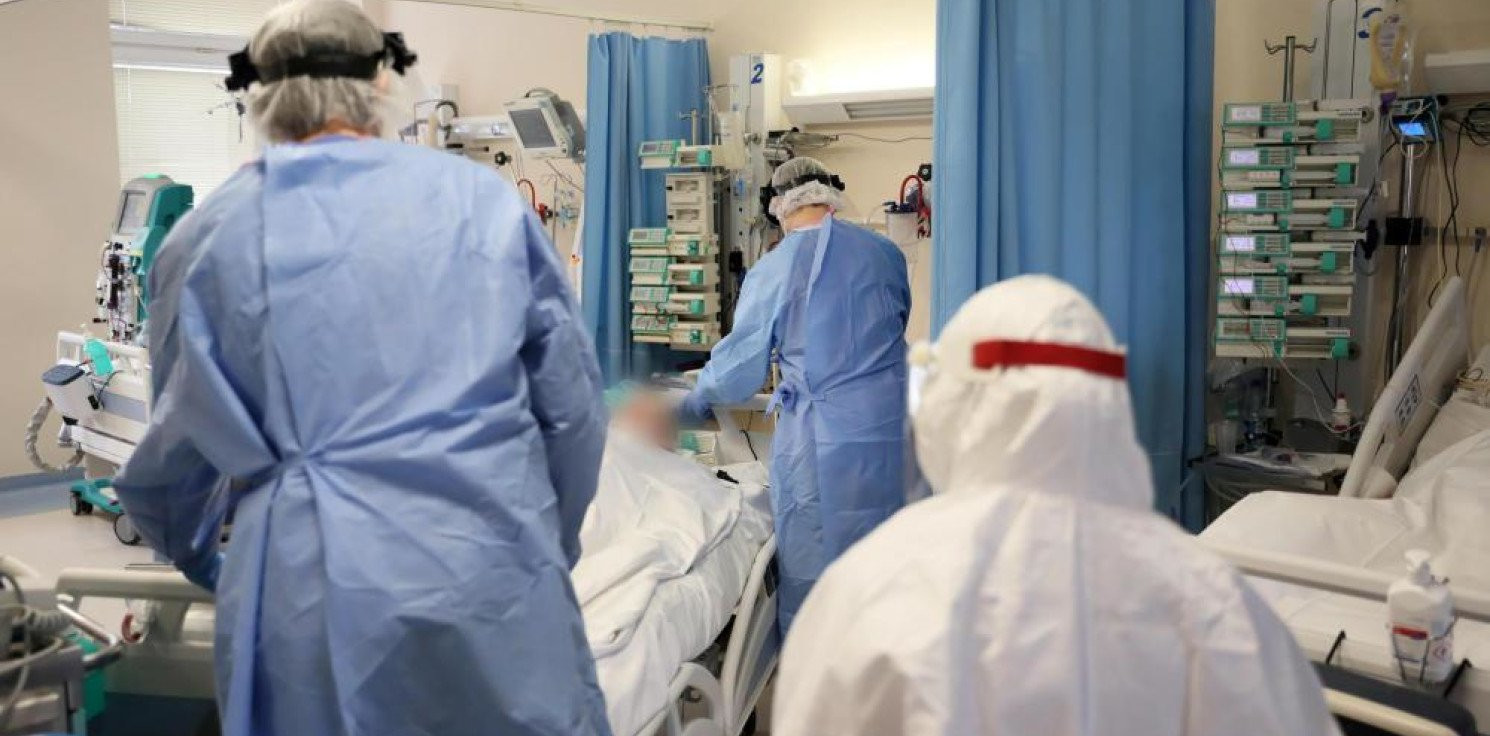 Kraj - Ministerstwo Zdrowia: koronawirus przyczynił się do śmierci m.in. 43 lekarzy i 32 pielęgniarek