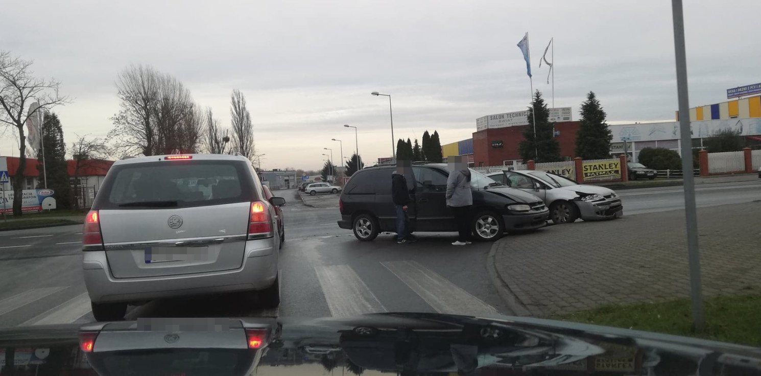 Inowrocław - Zderzenie dwóch aut na Poznańskiej
