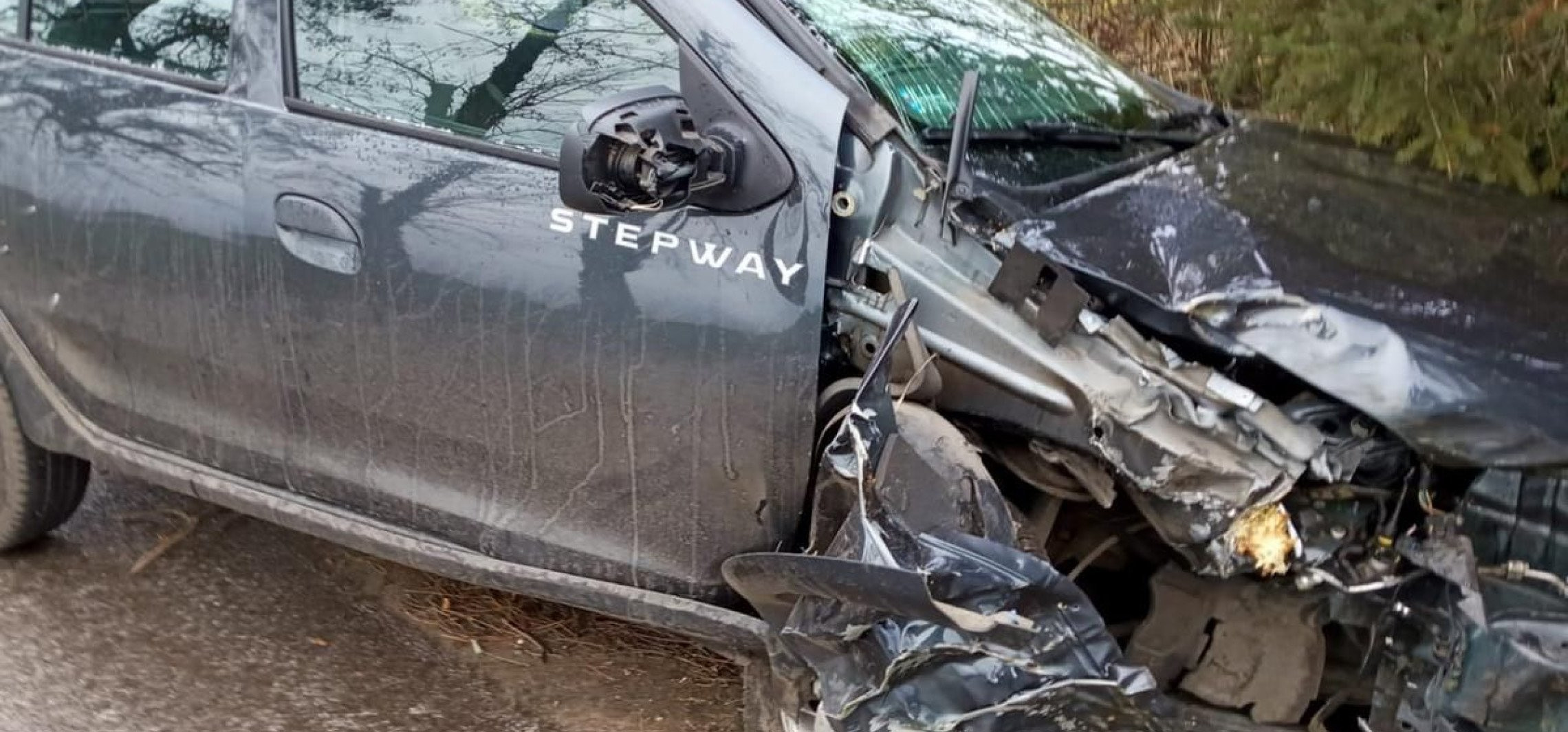 Region - Dacia uderzyła w drzewo. Fatalne warunki na drogach