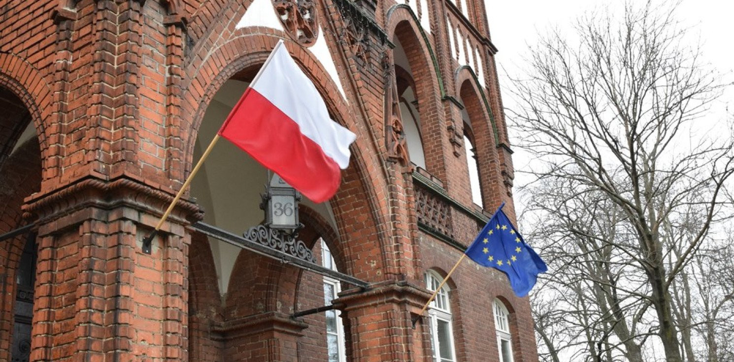 Inowrocław - W ramach sprzeciwu miasto wywiesiło flagi UE