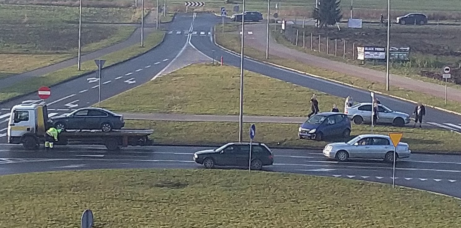 Inowrocław - Osiedle Rąbin. Kolizja niedaleko galerii handlowej