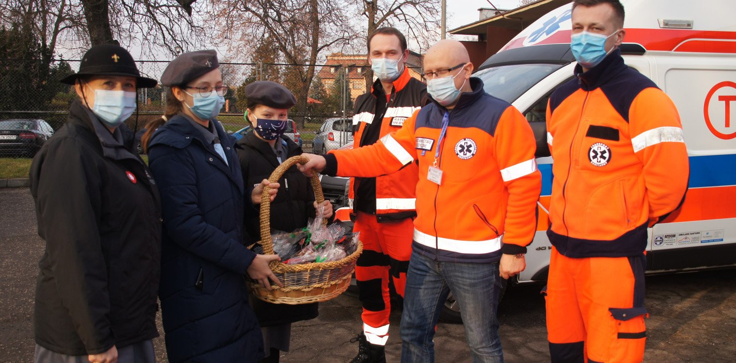 Inowrocław - Obdarowali ratowników piernikowymi upominkami