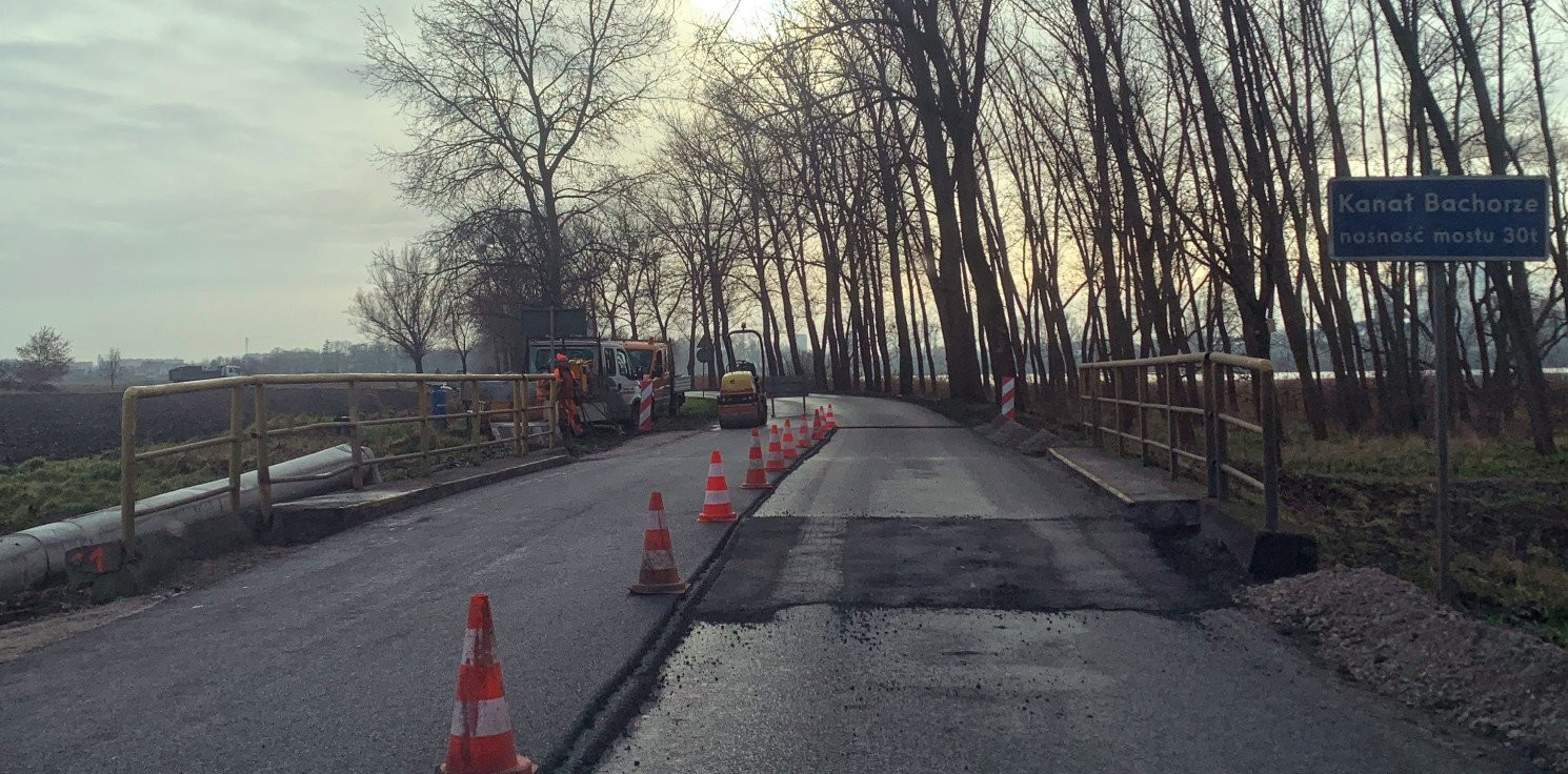 Kruszwica.online - Naprawiają drogę między Szarlejem a Kruszwicą