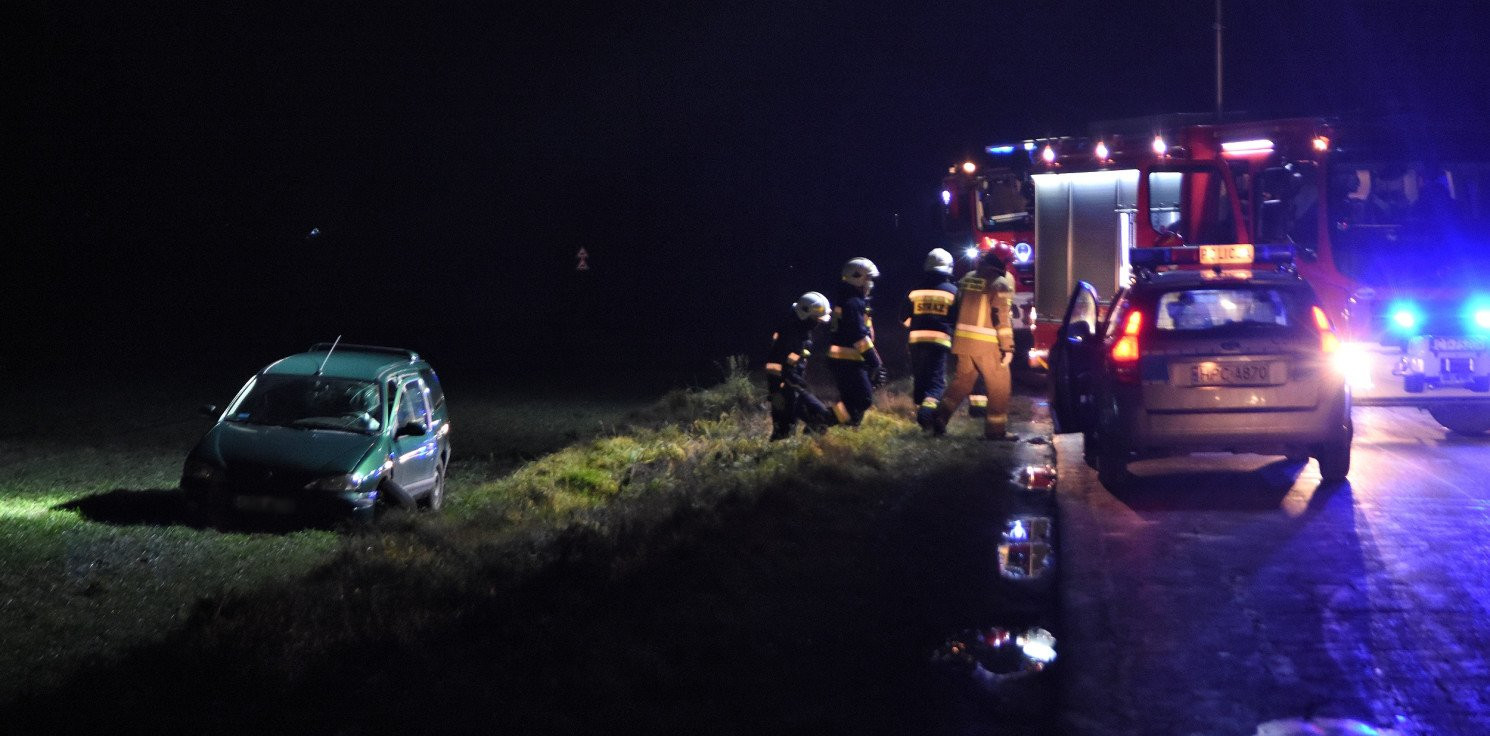 Region - Auto wypadło z drogi, kierowca z obrażeniami