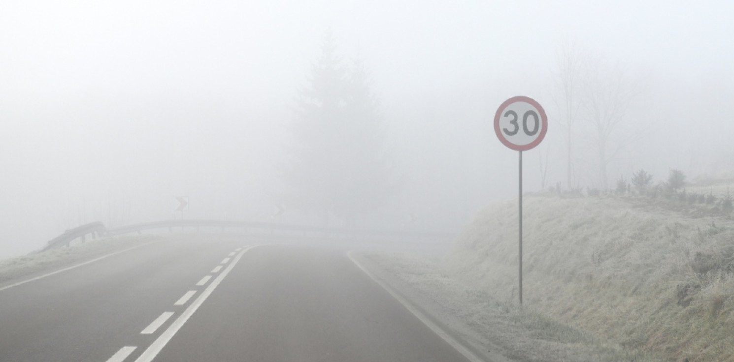Kraj - IMGW ostrzega przed gęstą mgłą w sześciu województwach; będzie ślisko na drogach